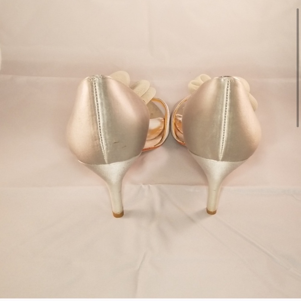Badgley Mischka silver satin heels with bow - Picture 3 of 7